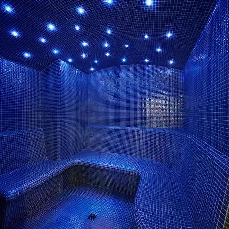 & Club Hotel